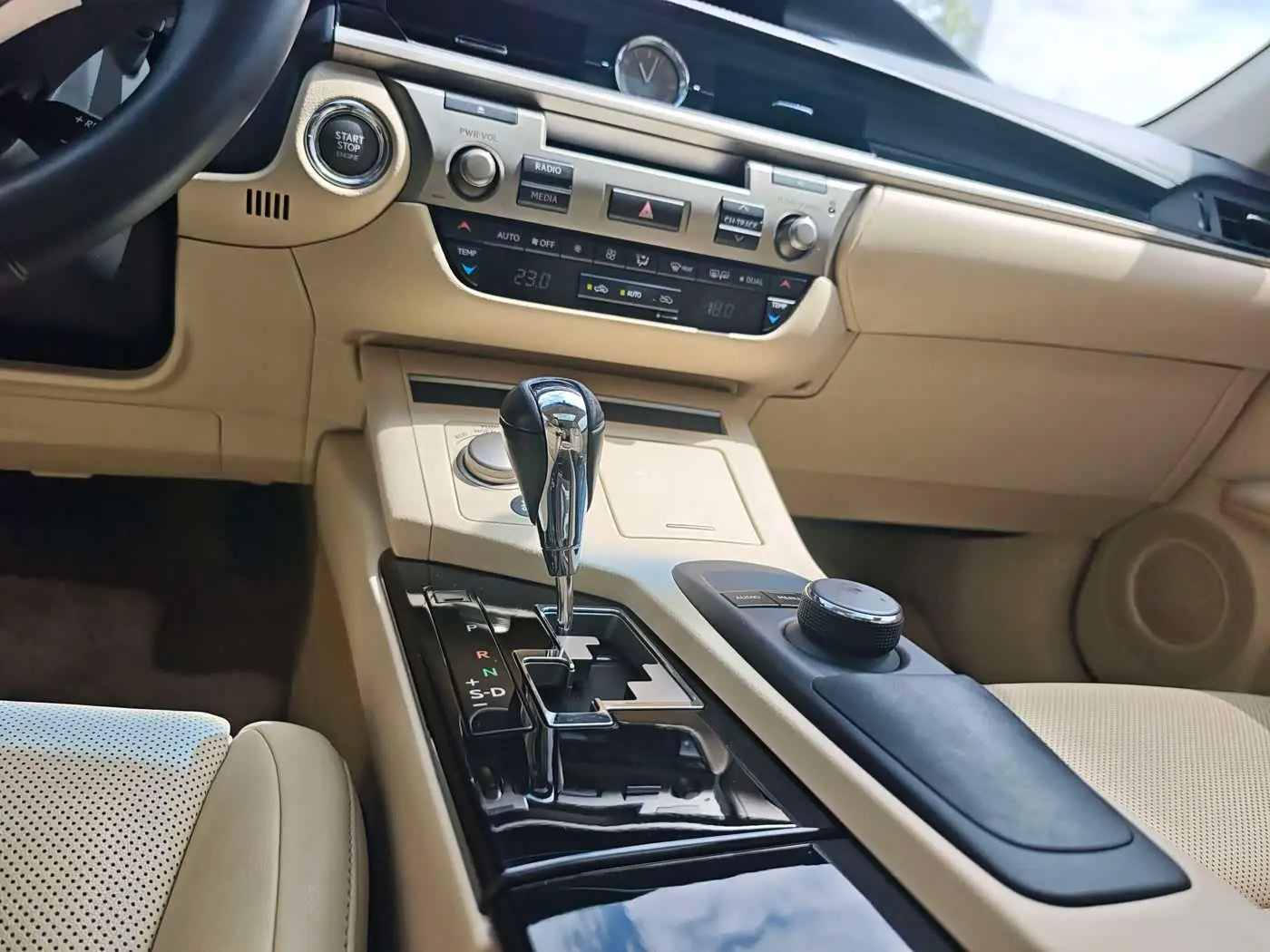 Lexus ES 2015 — Photo 18/20