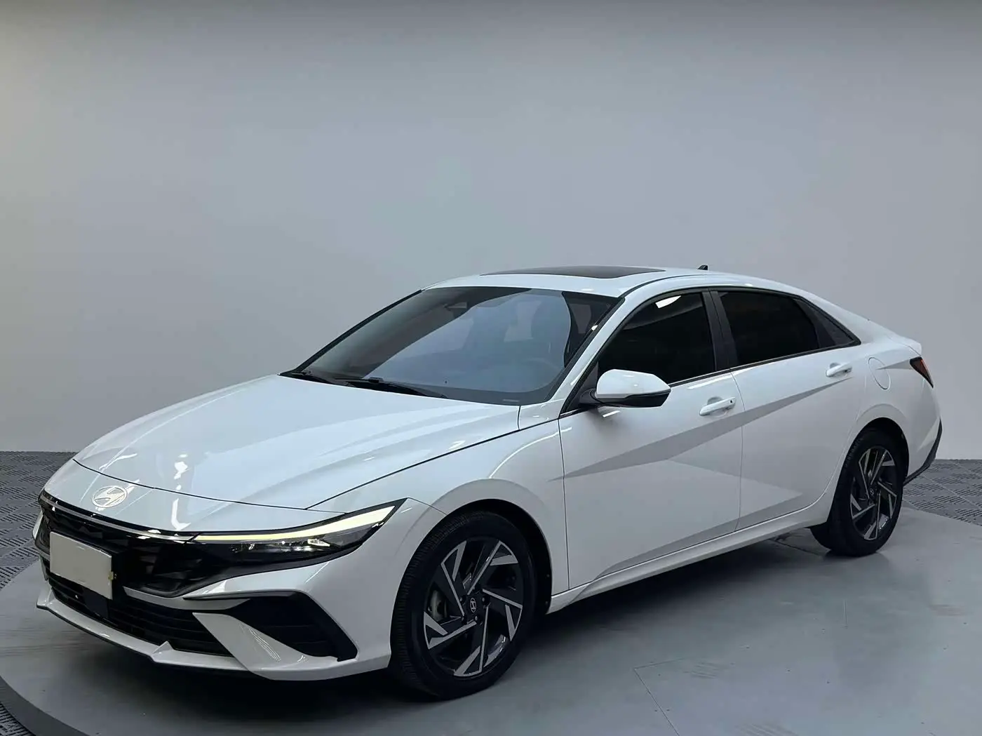 Hyundai Elantra 2024 — Фото 1/18