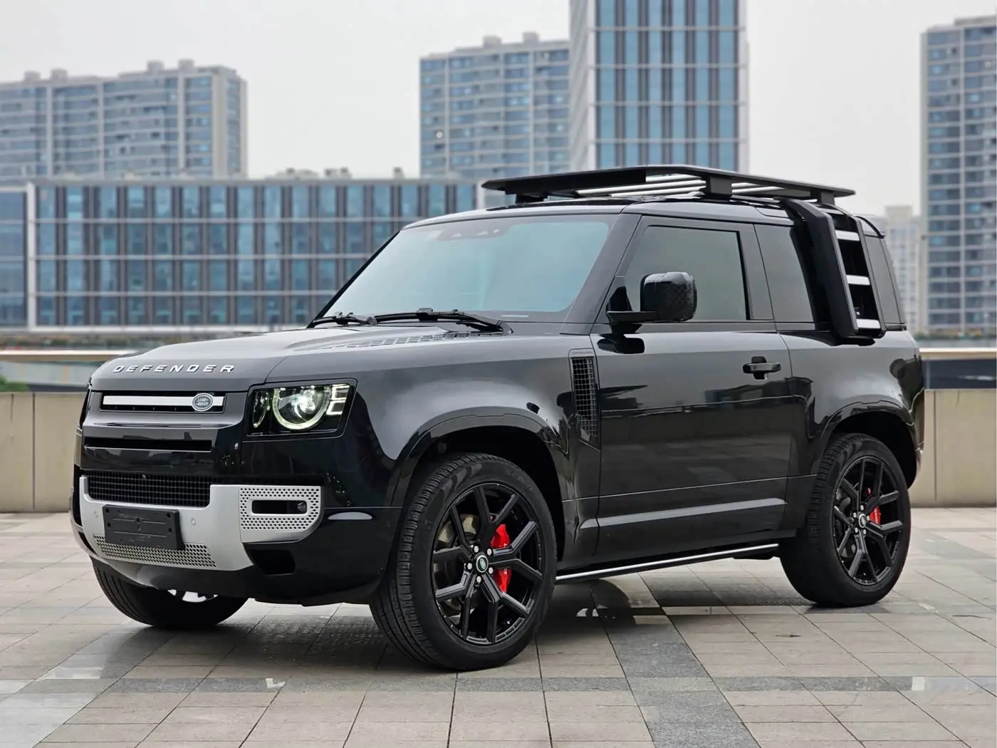 Land Rover Defender 2023 — Фото 1/14