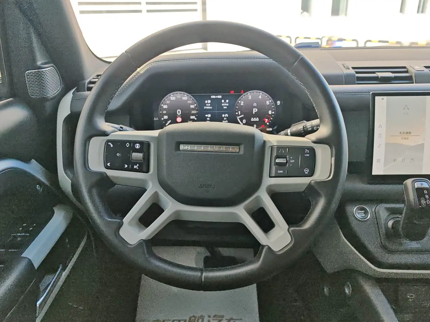 Land Rover Defender 2024 — Фото 16/17