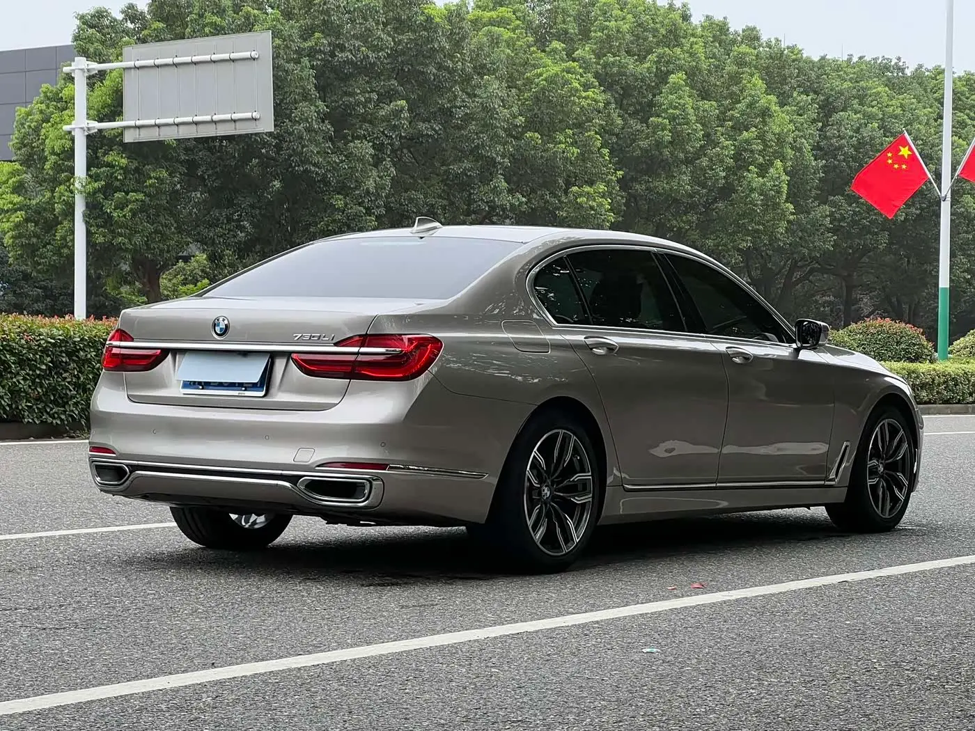 BMW 7 Series 2018 — Photo 17/18