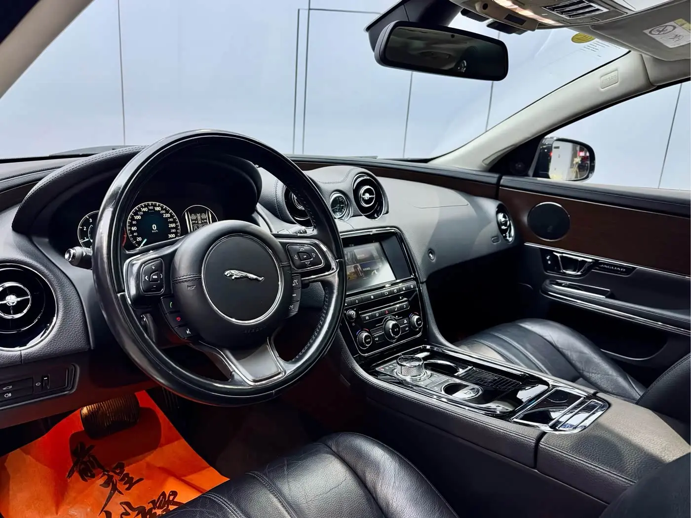 Jaguar XJ 2016 — Фото 8/20