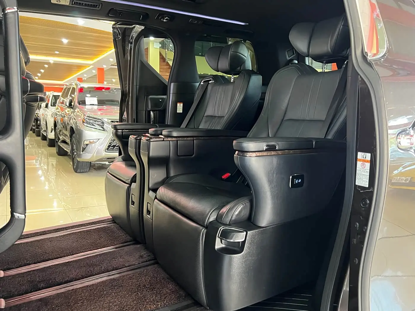 Toyota Alphard 2018 — Photo 13/17