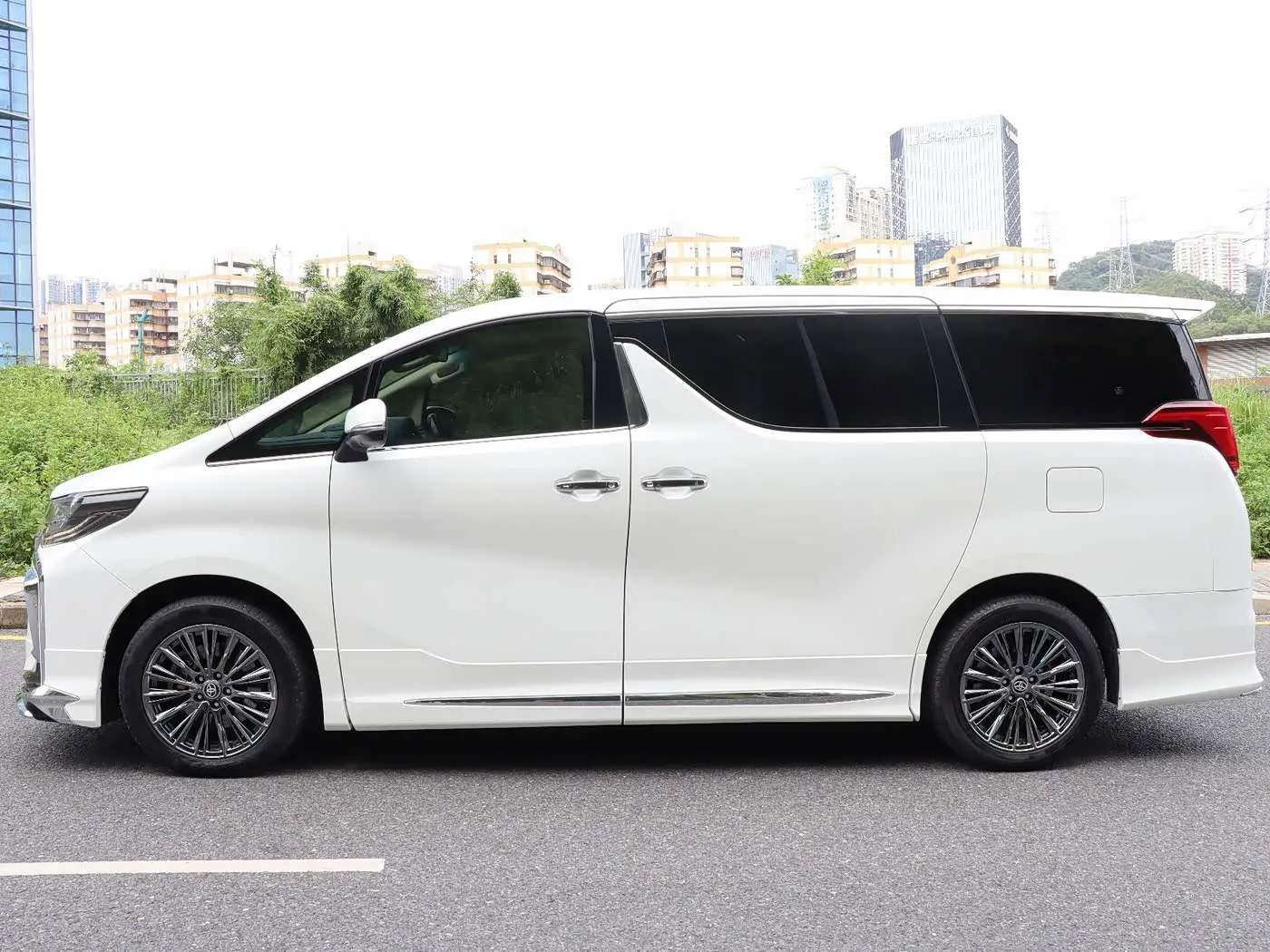 Toyota Alphard 2018 — Фото 8/16