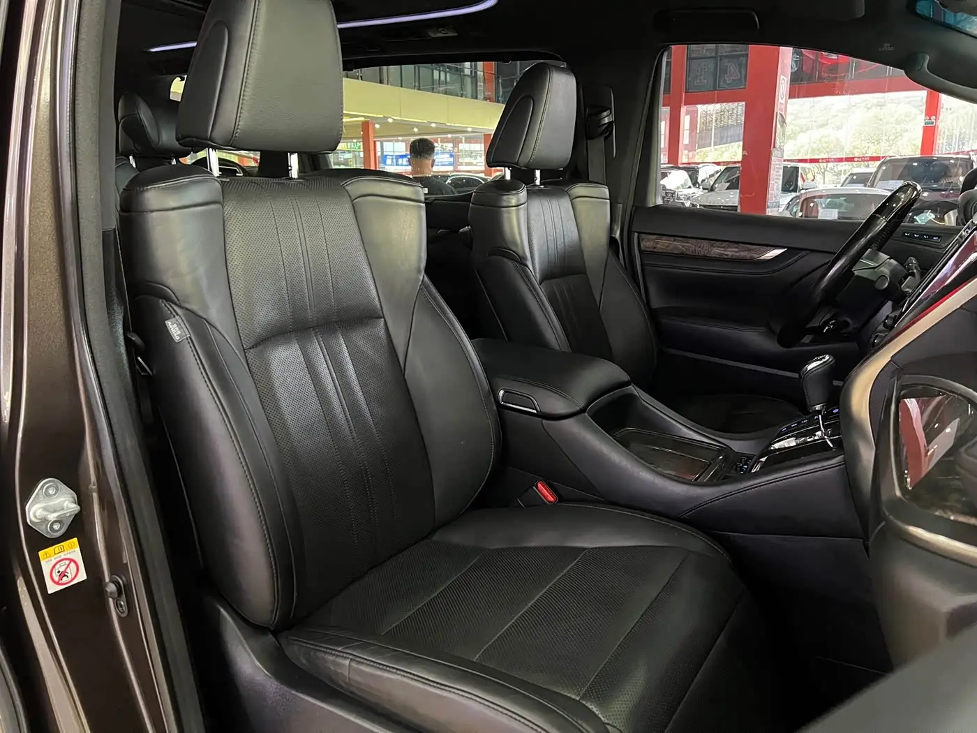Toyota Alphard 2018 — Photo 16/17