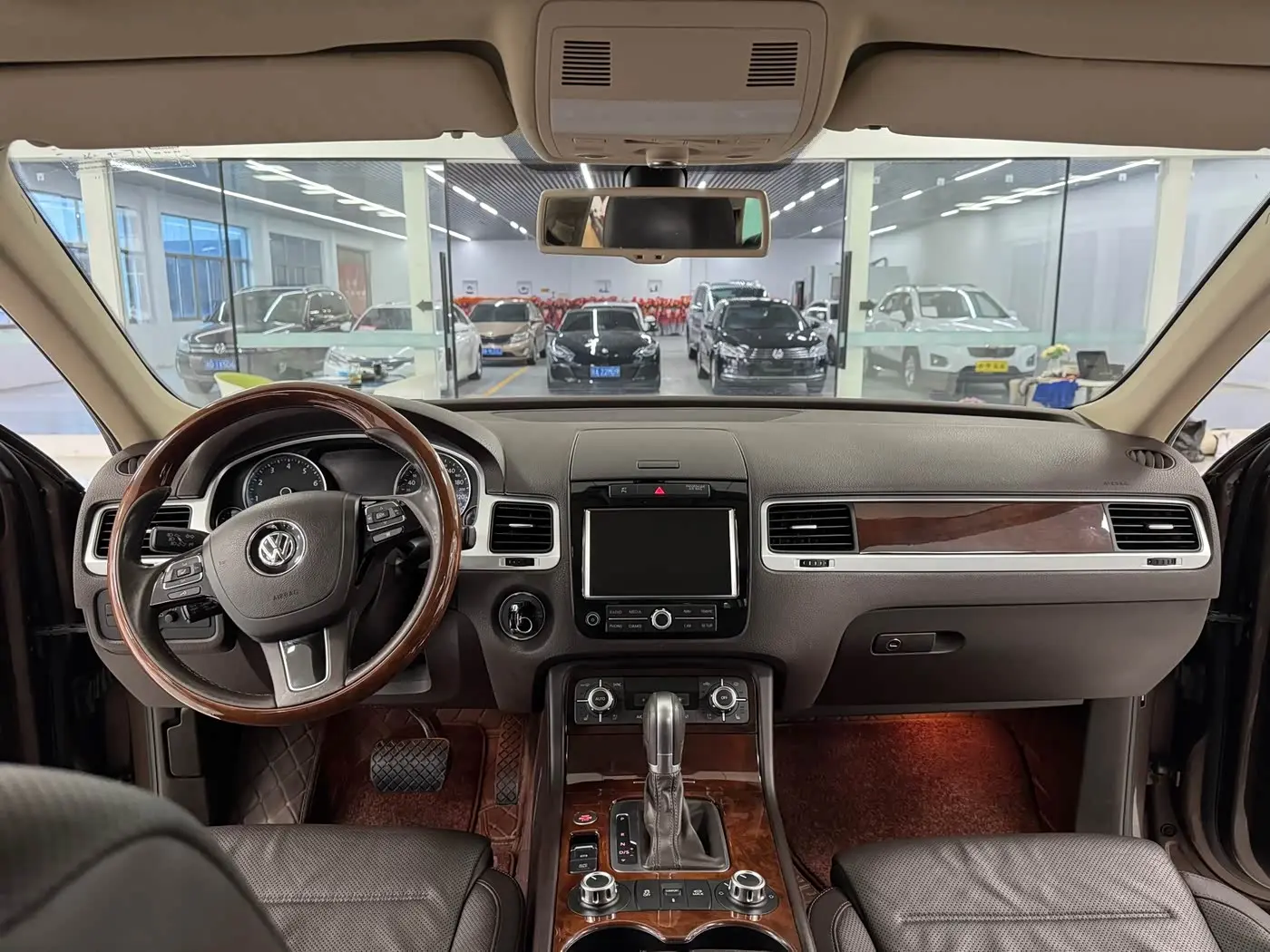 Volkswagen Touareg 2015 — Şəkil 13/15