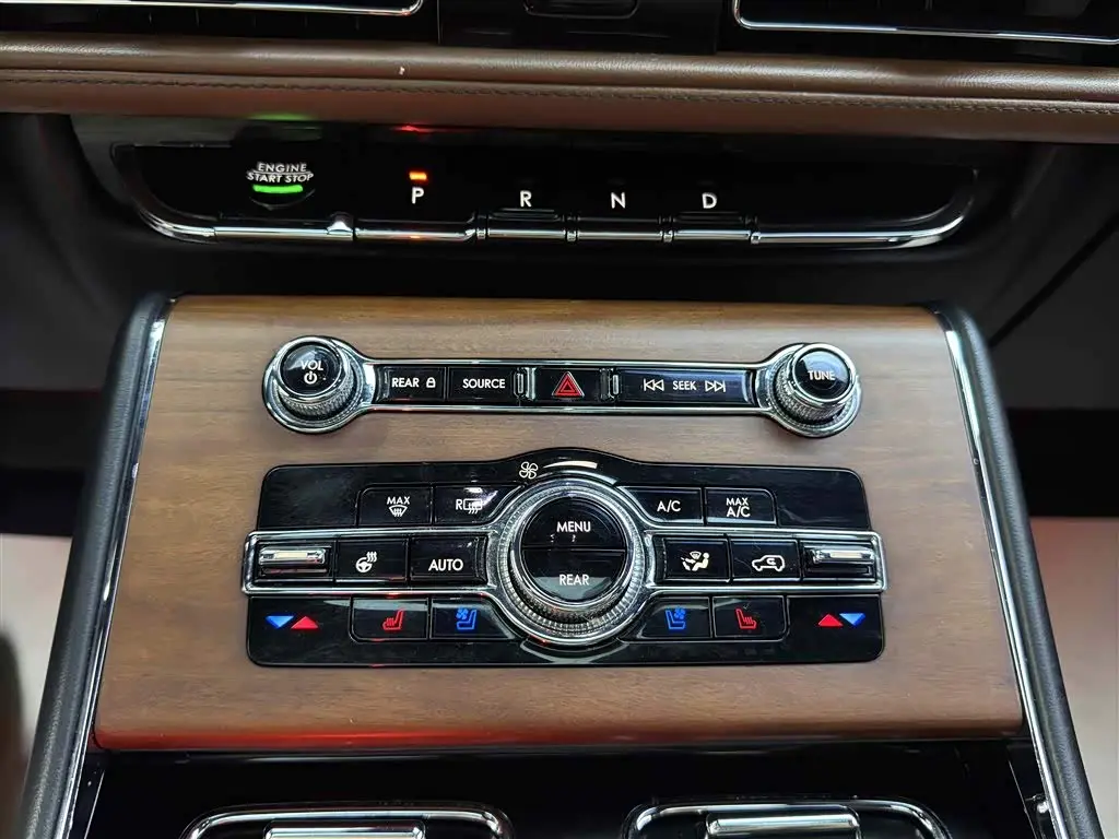 Lincoln Aviator 2021 — ფოტო 16/16