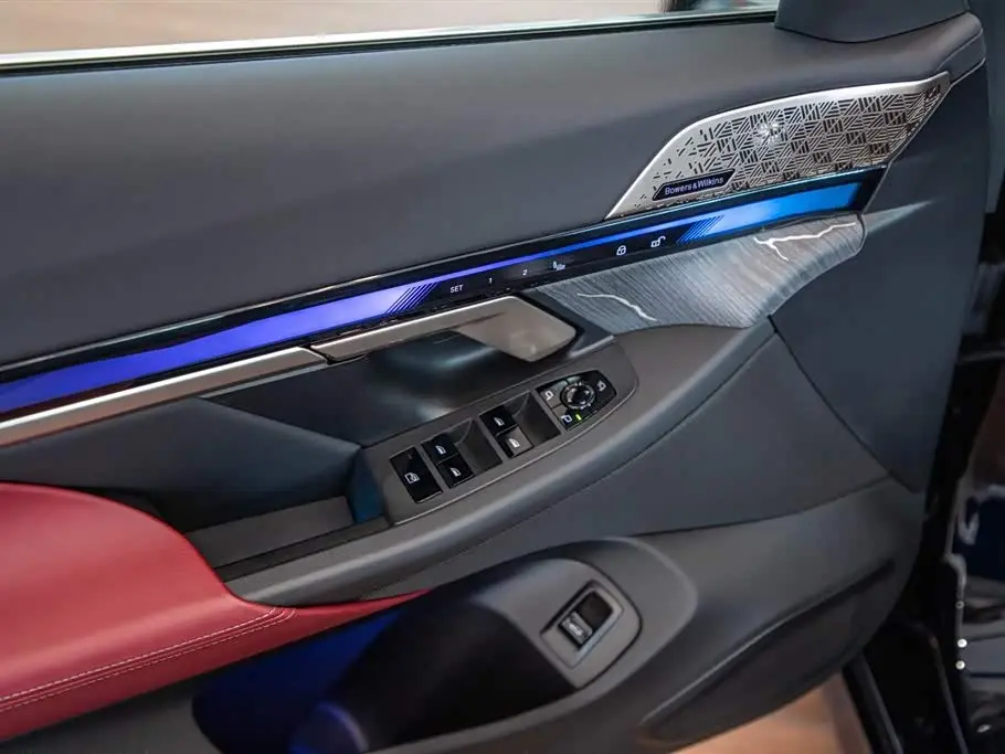 BMW 5 Series 2025 — Photo 12/20