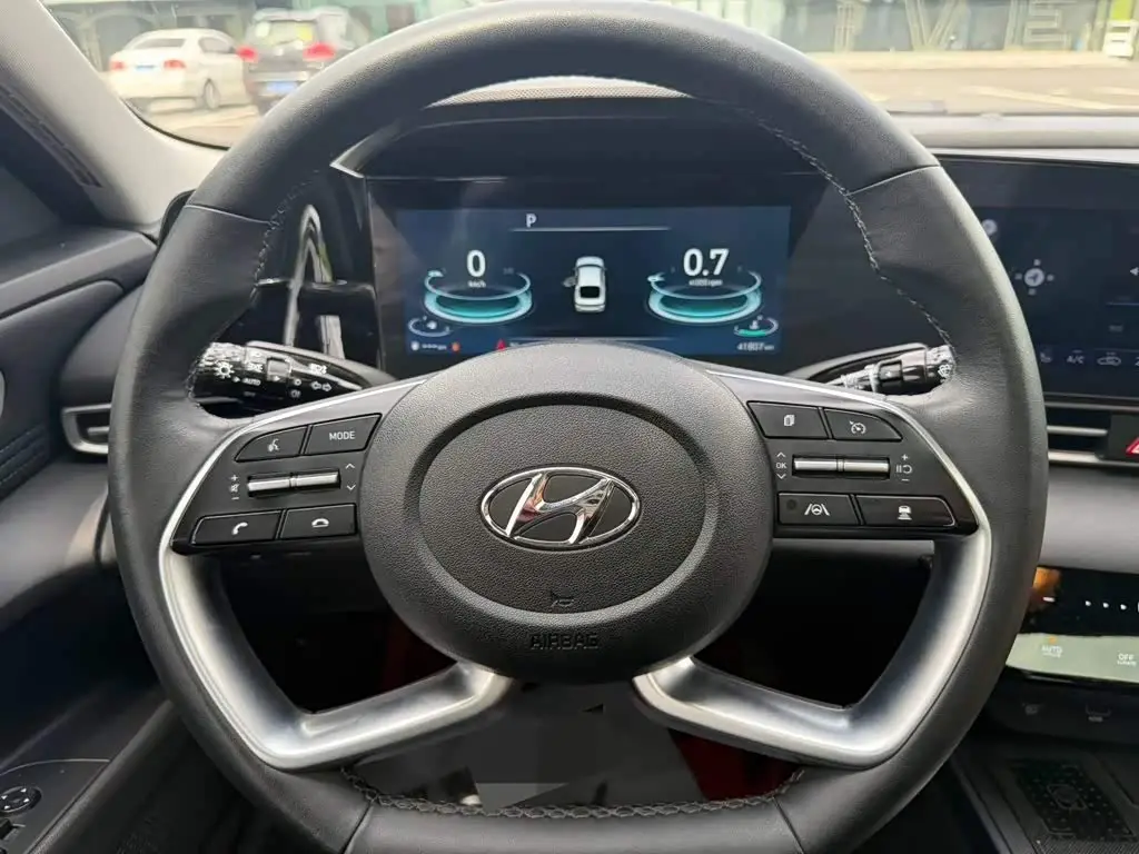 Hyundai Elantra 2022 — Фото 16/20