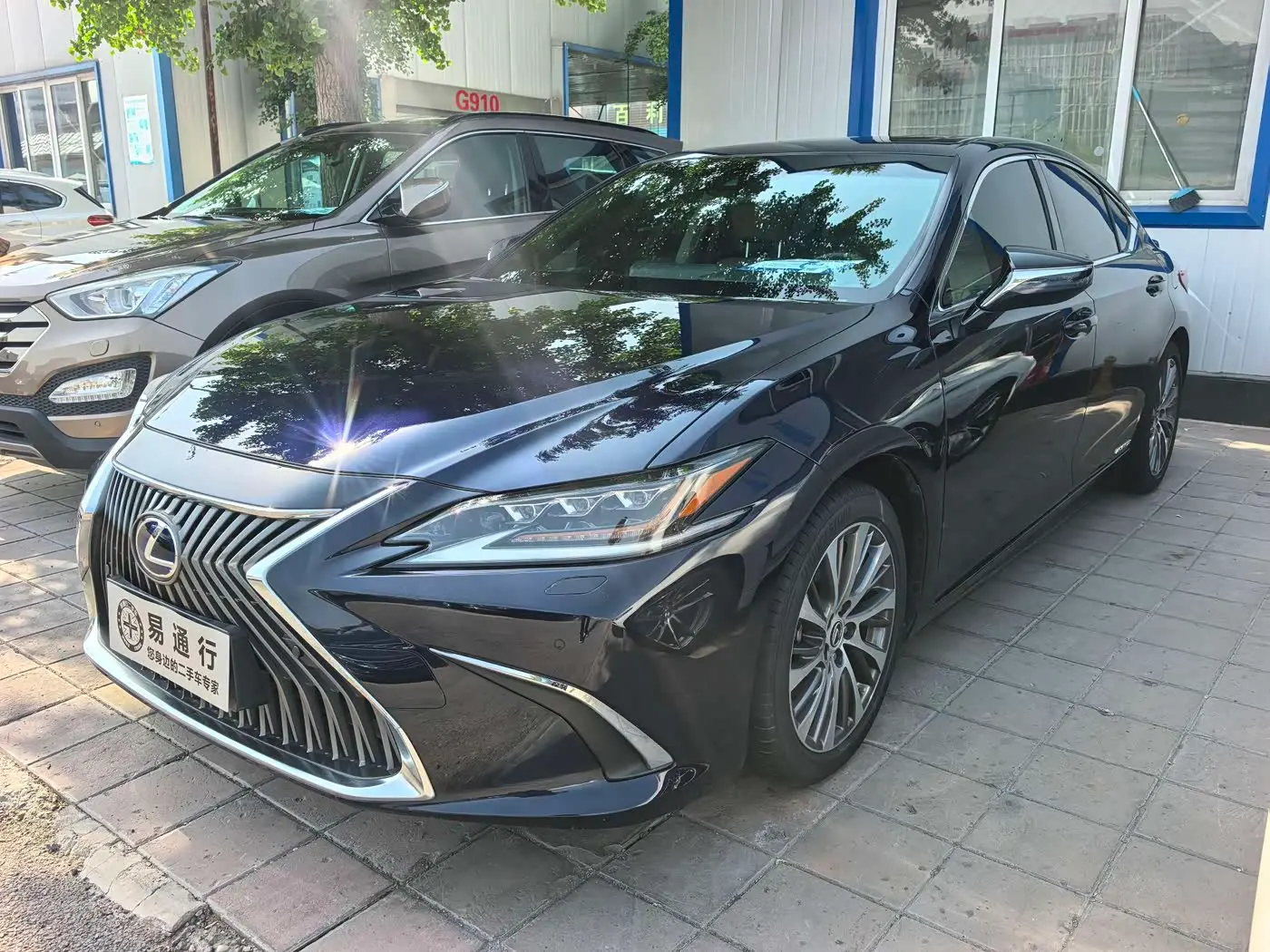 Lexus ES 2018 — Фото 1/16