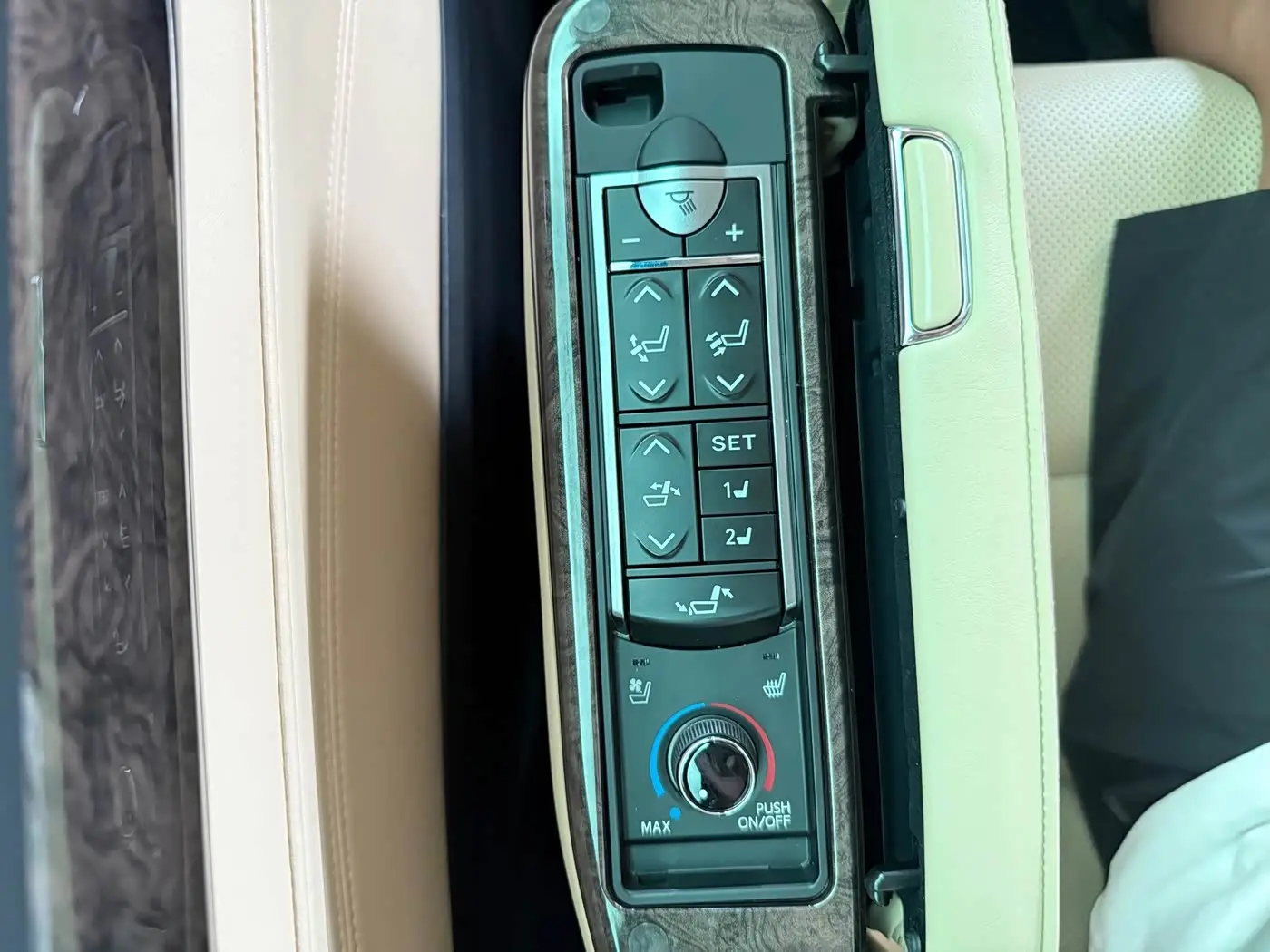Toyota Alphard 2022 — Photo 18/20