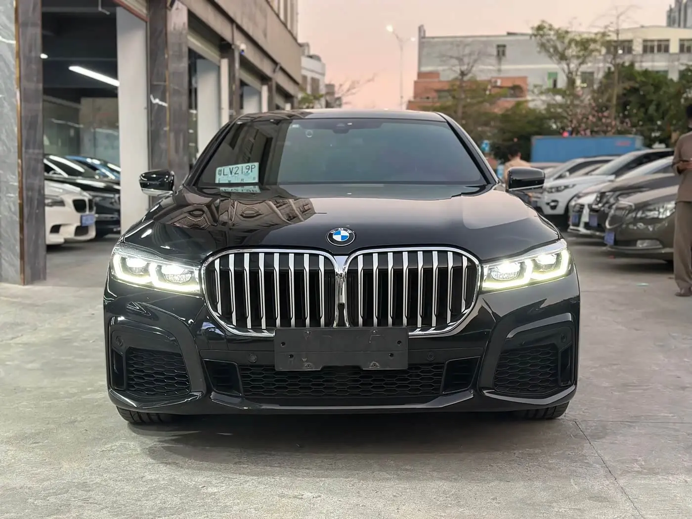 BMW 7 Series 2021 — Photo 2/9