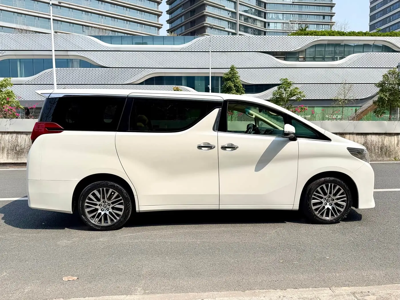 Toyota Alphard 2017 — ფოტო 7/20