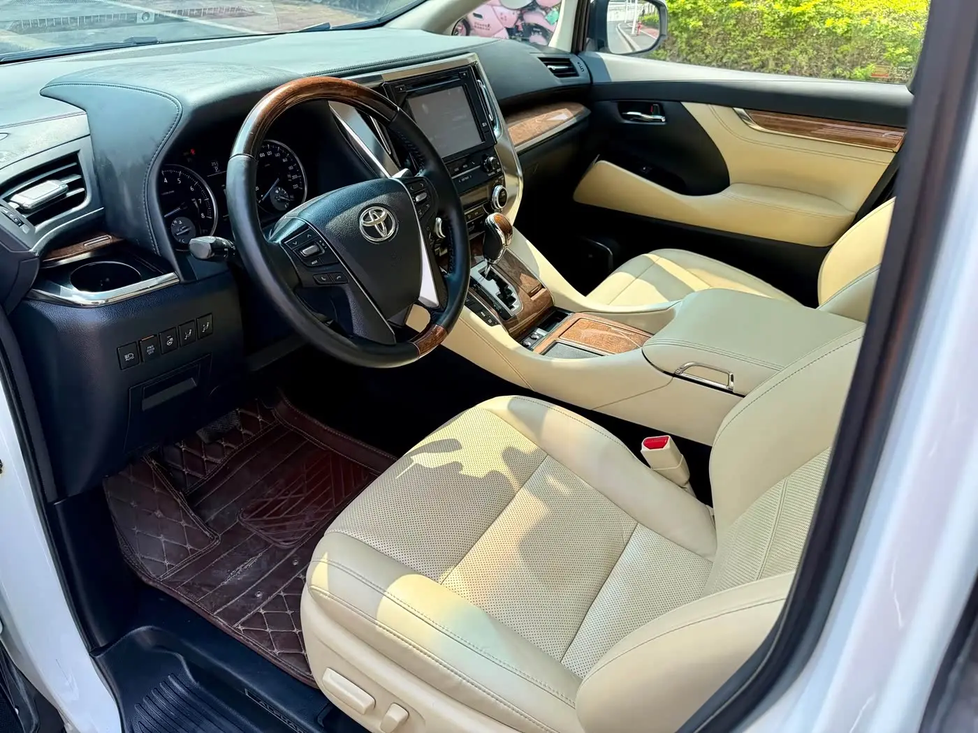 Toyota Alphard 2017 — ფოტო 17/20