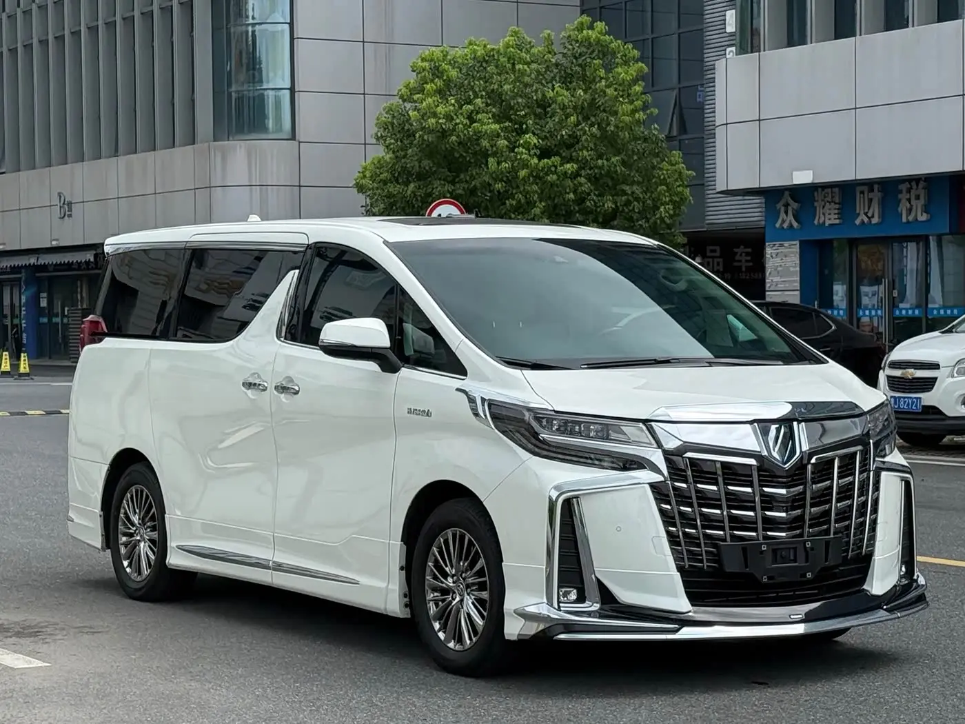 Toyota Alphard 2022 — Photo 2/20