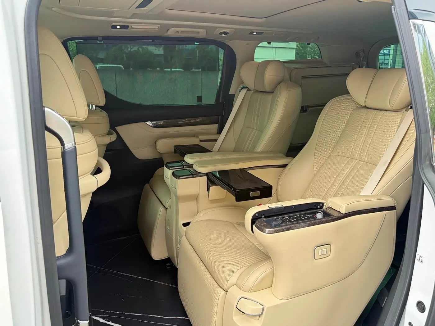 Toyota Alphard 2022 — Photo 12/20