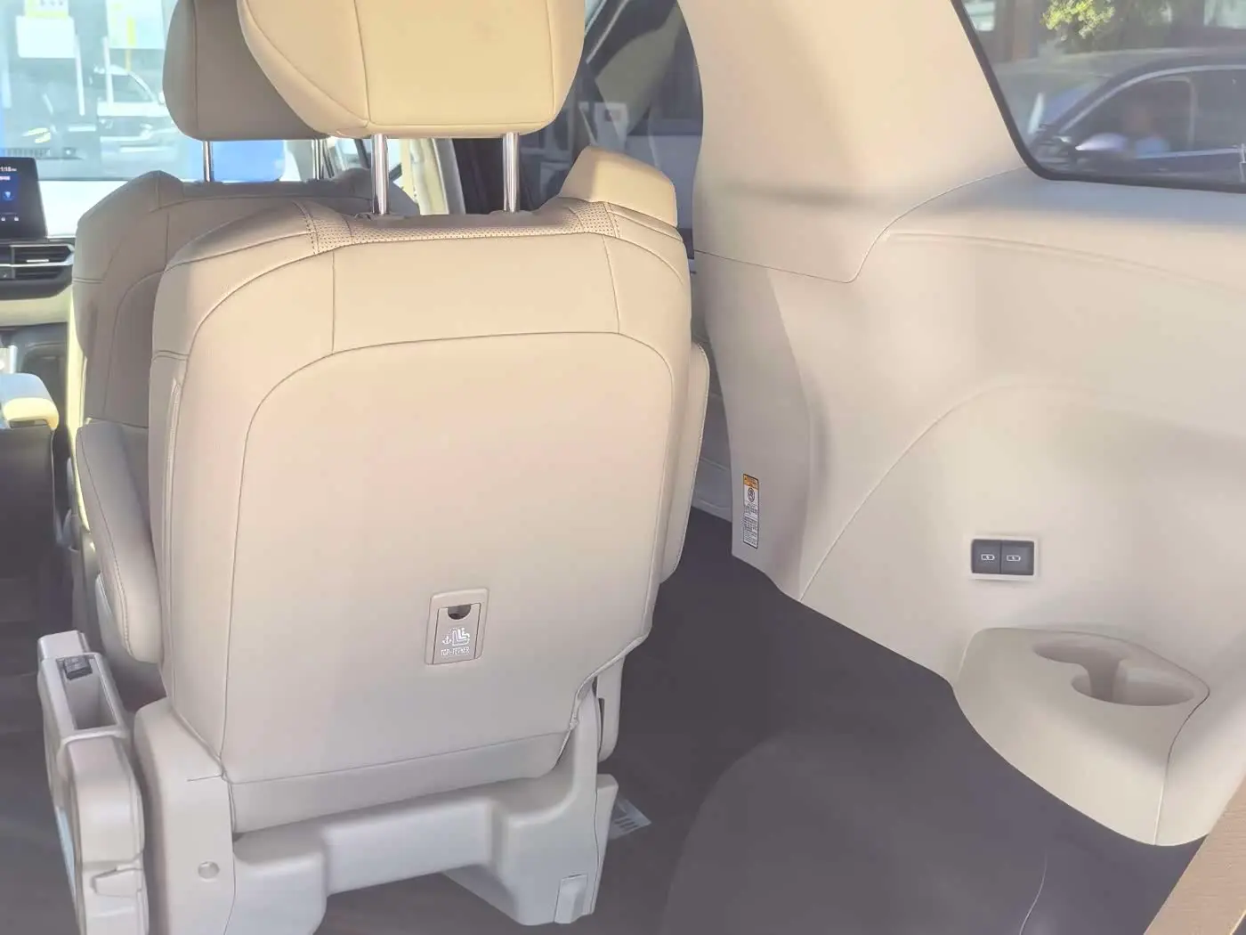 Toyota Sienna 2023 — Фото 16/20