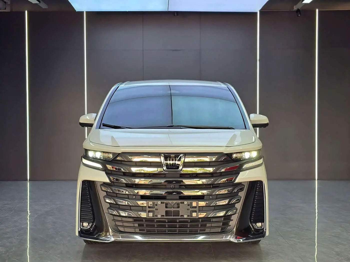 Toyota Vellfire 2023 — Şəkil 2/9
