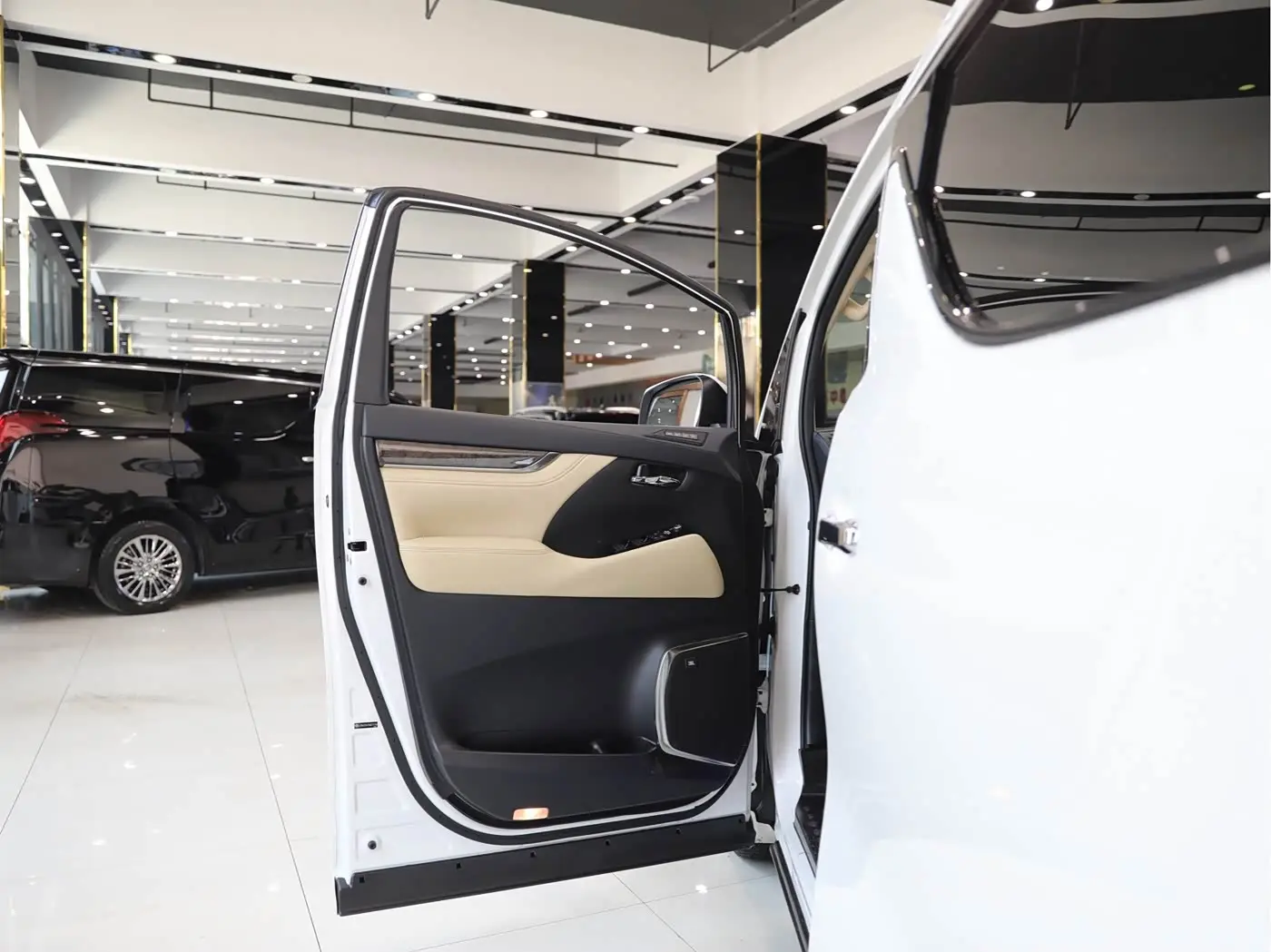 Toyota Vellfire 2023 — Photo 6/18