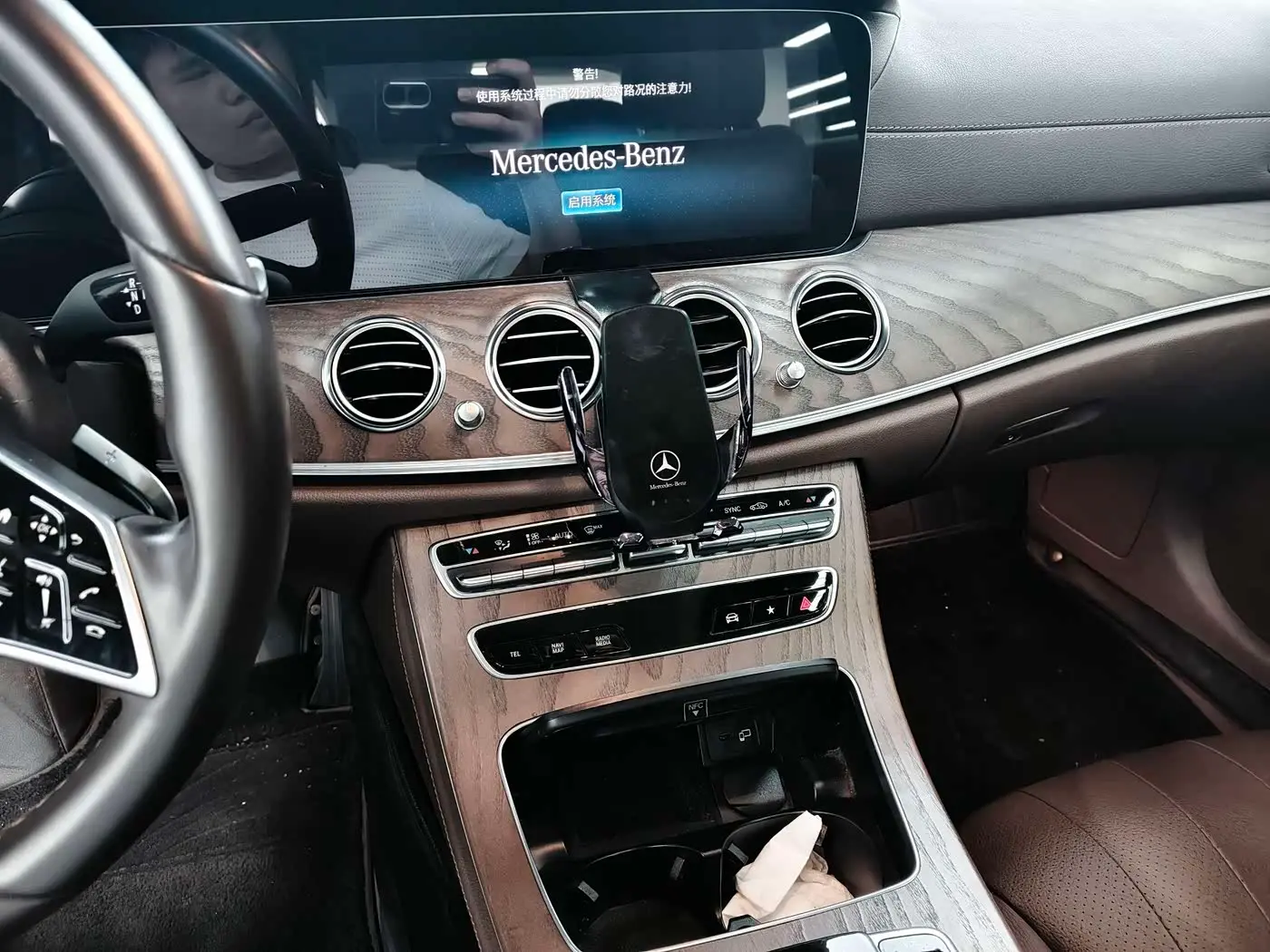 Mercedes-Benz E-Class 2023 — Photo 10/15