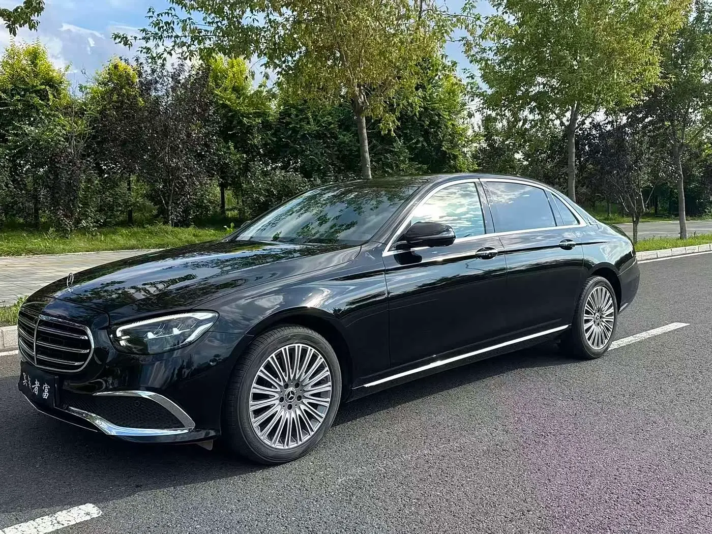 Mercedes-Benz E-Class 2023 — Photo 1/13