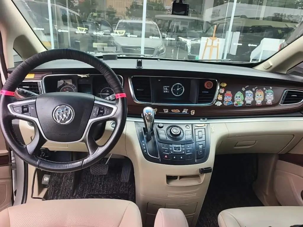 Buick GL8 2017 — Photo 13/20