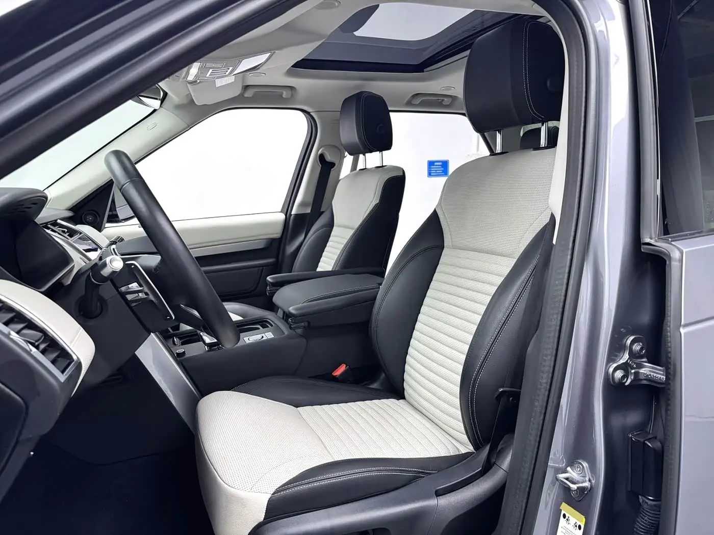 Land Rover Discovery 2021 — Photo 6/11