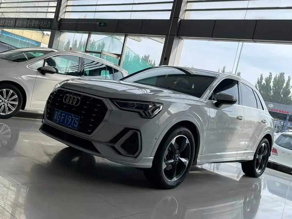 Audi Q3 2023 — Фото 1/8