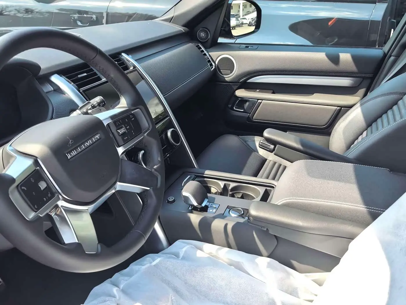 Land Rover Discovery 2026 — Photo 3/5