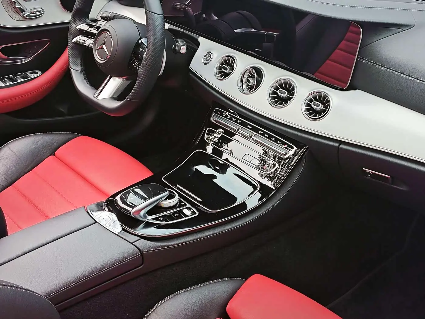 Mercedes-Benz E-Class 2022 — Photo 9/15