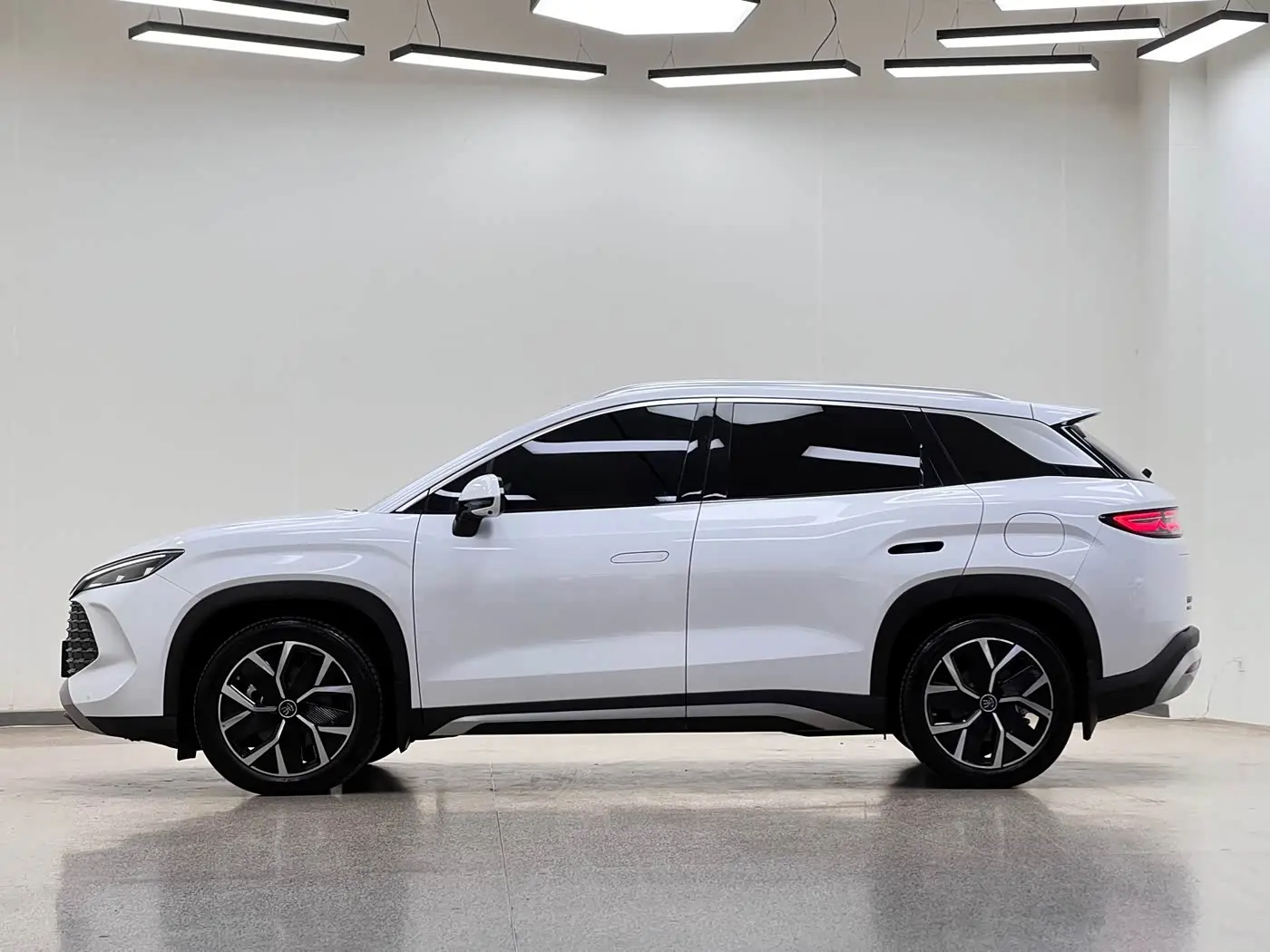 BYD Song L DM-i 2025 — Фото 4/20