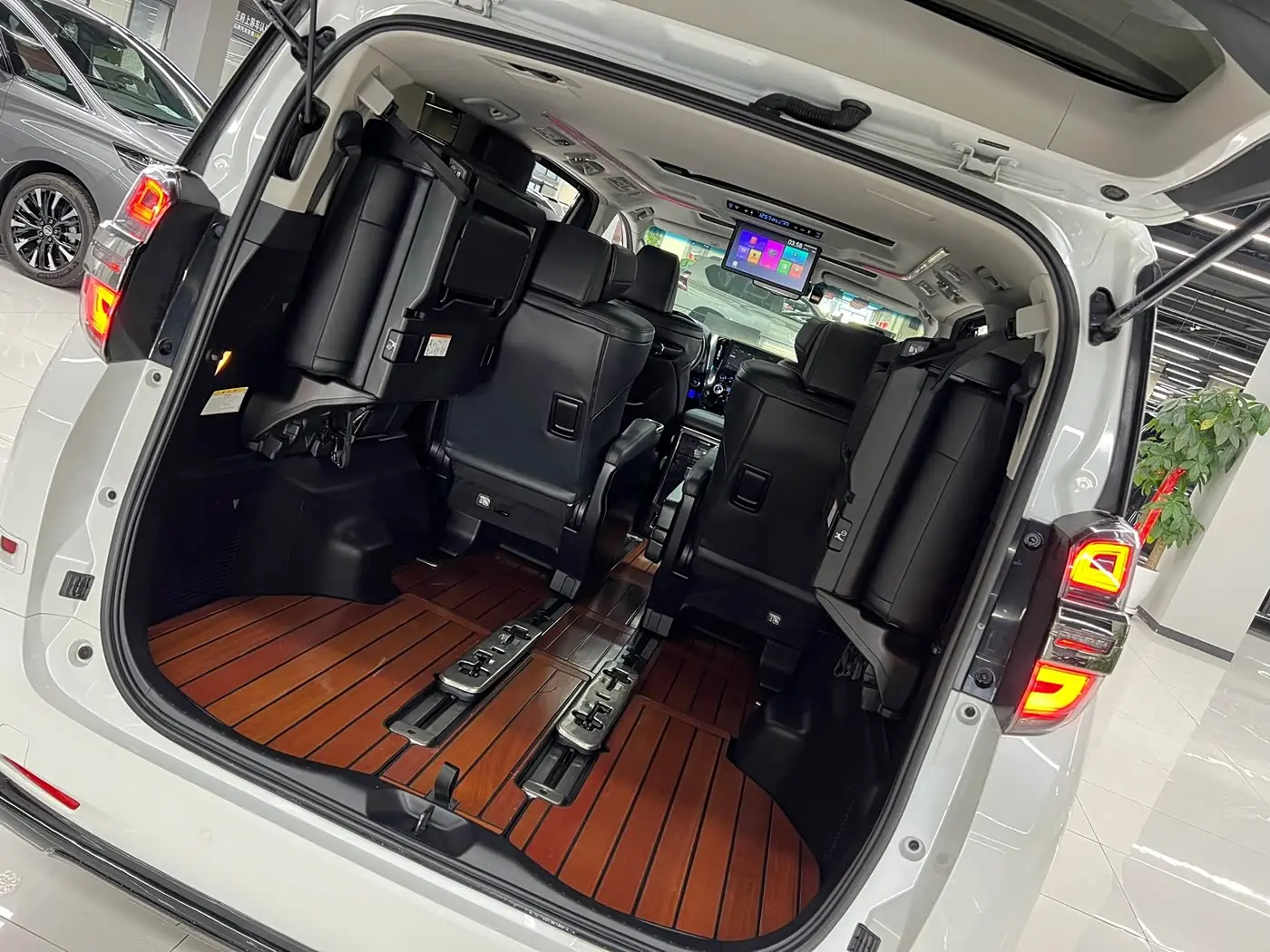 Toyota Vellfire 2021 — Фото 8/20