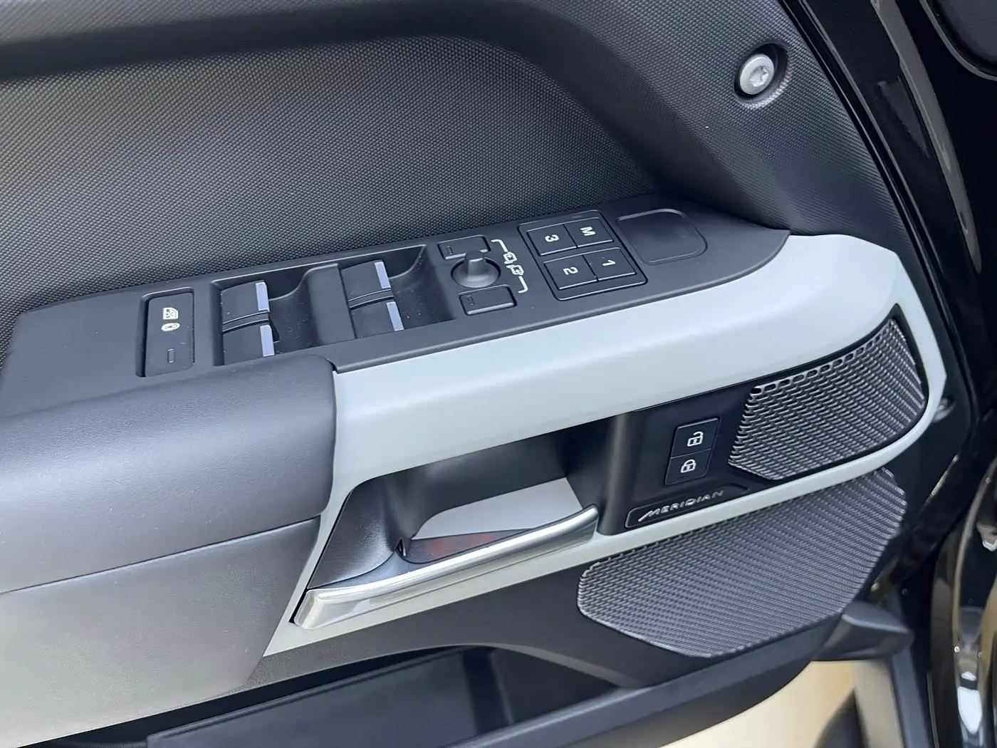 Land Rover Defender 2023 — Photo 16/18