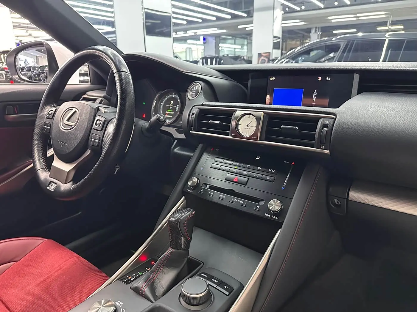 Lexus IS 2018 — Фото 13/20