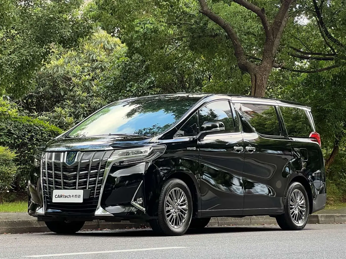 Toyota Alphard 2022 — Photo 1/20