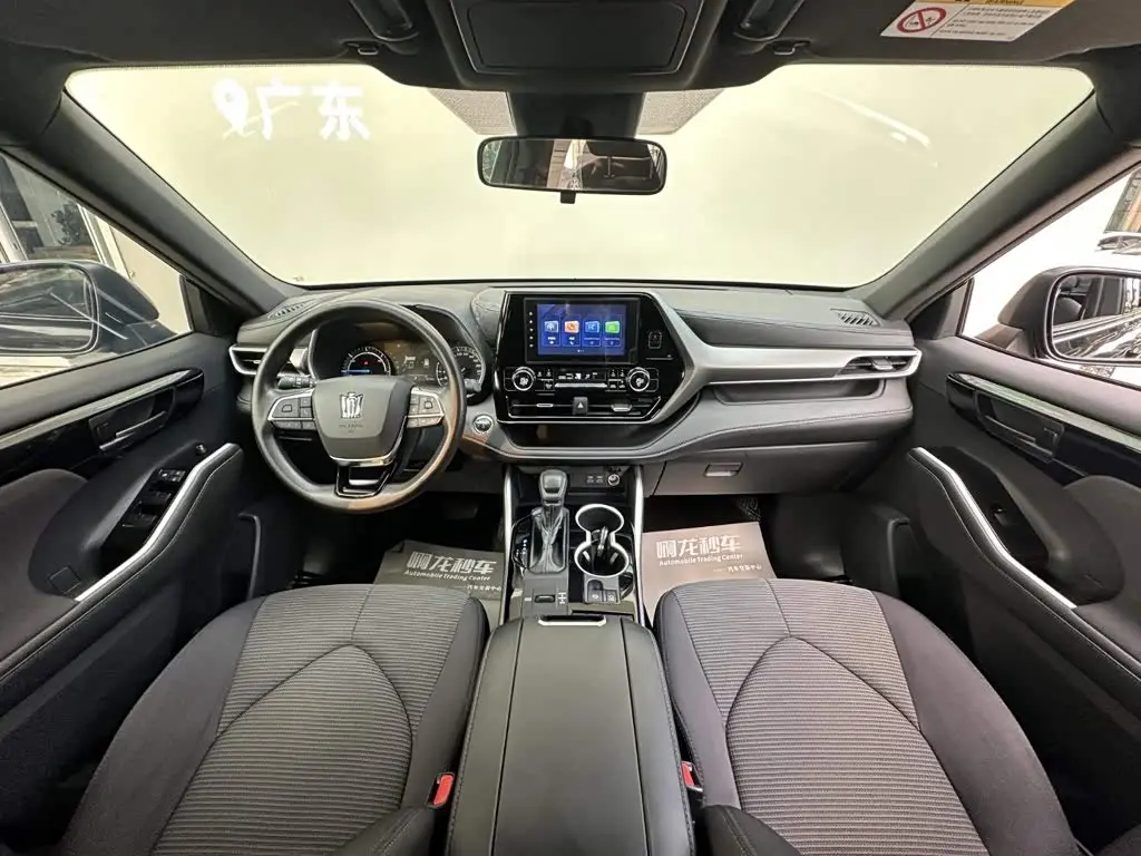 Toyota Crown Kluger 2023 — Photo 6/13