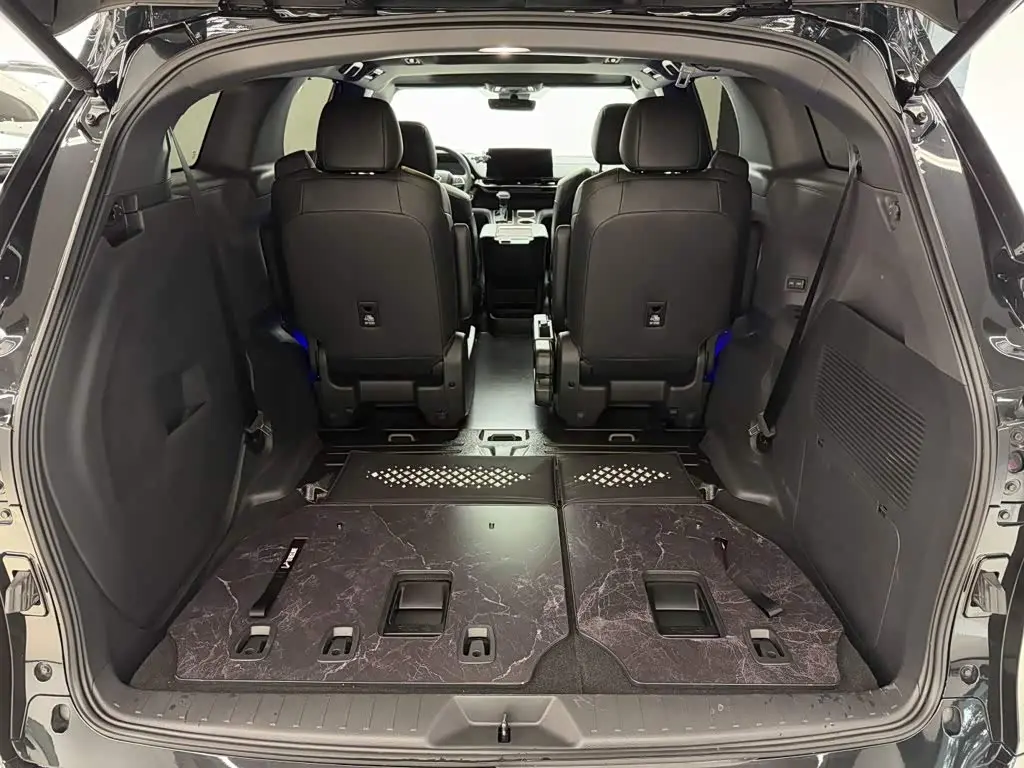 Toyota Granvia 2026 — Photo 2/20