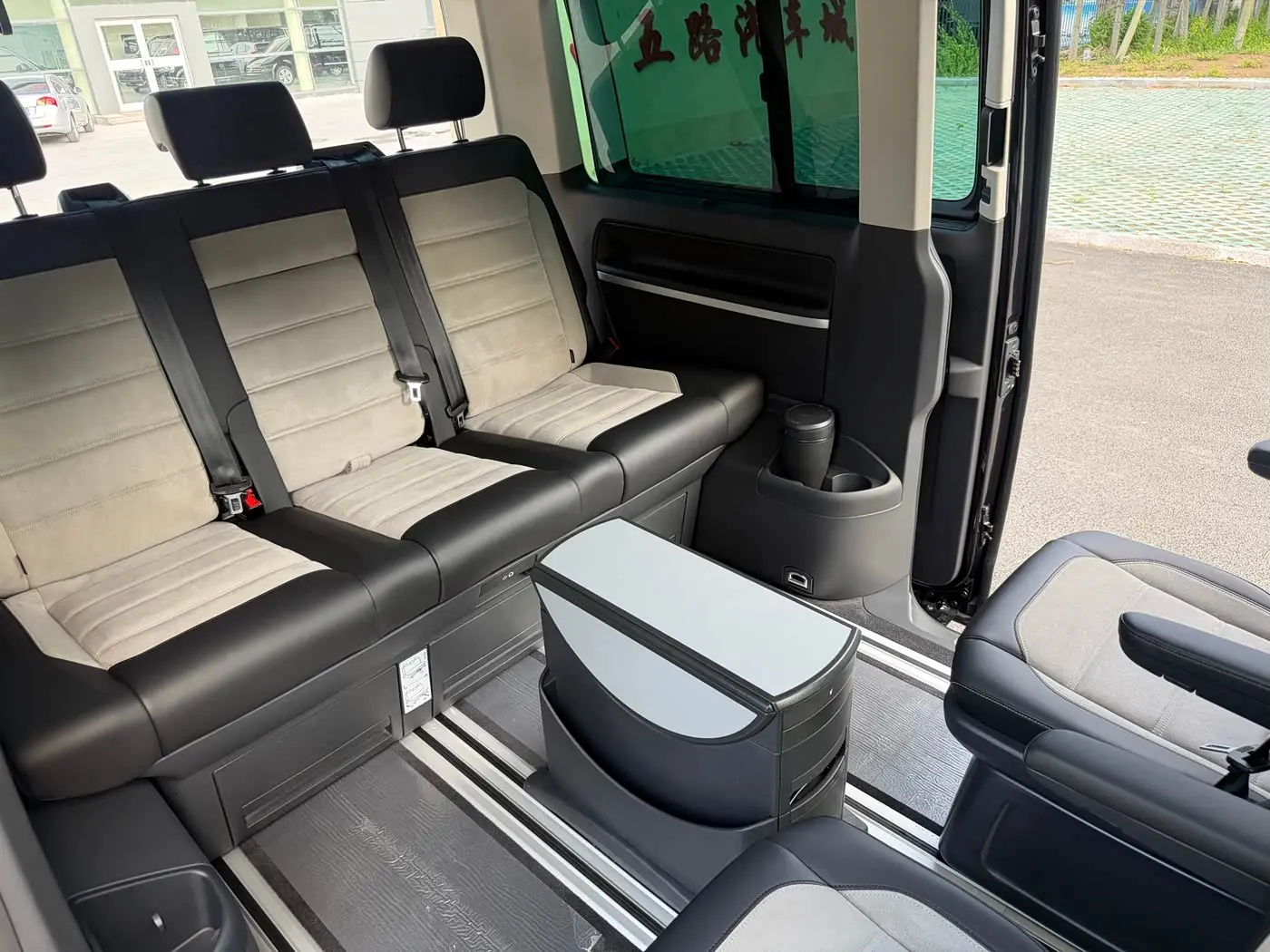 Volkswagen Multivan 2017 — Photo 13/20