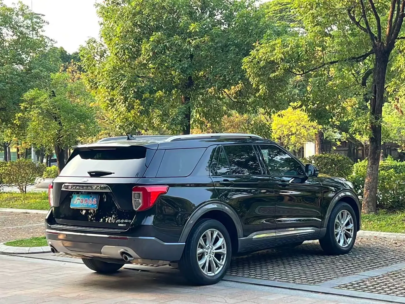 Ford Explorer 2021 — Photo 2/19