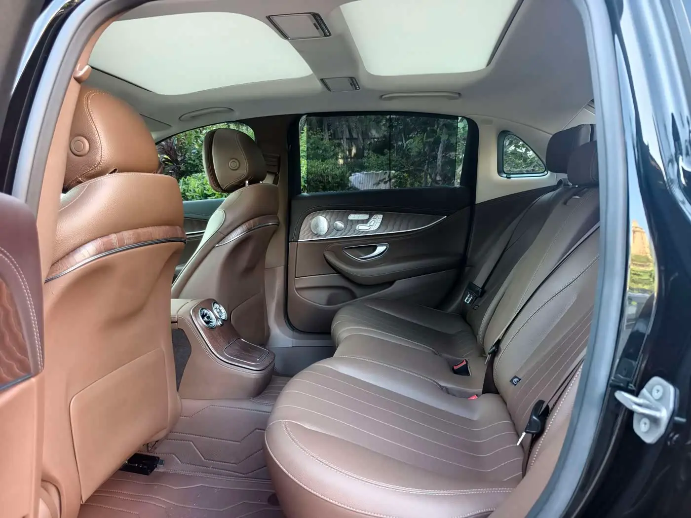 Mercedes-Benz E-Class 2022 — Photo 11/16