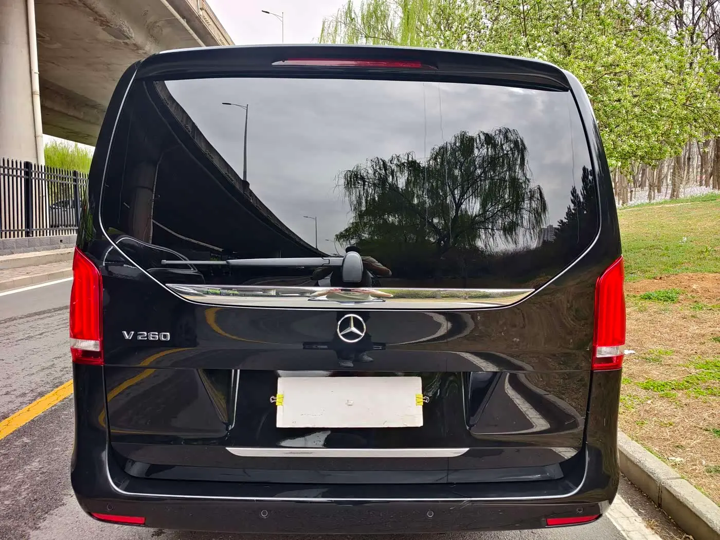 Mercedes-Benz V-Class 2023 — Photo 4/20