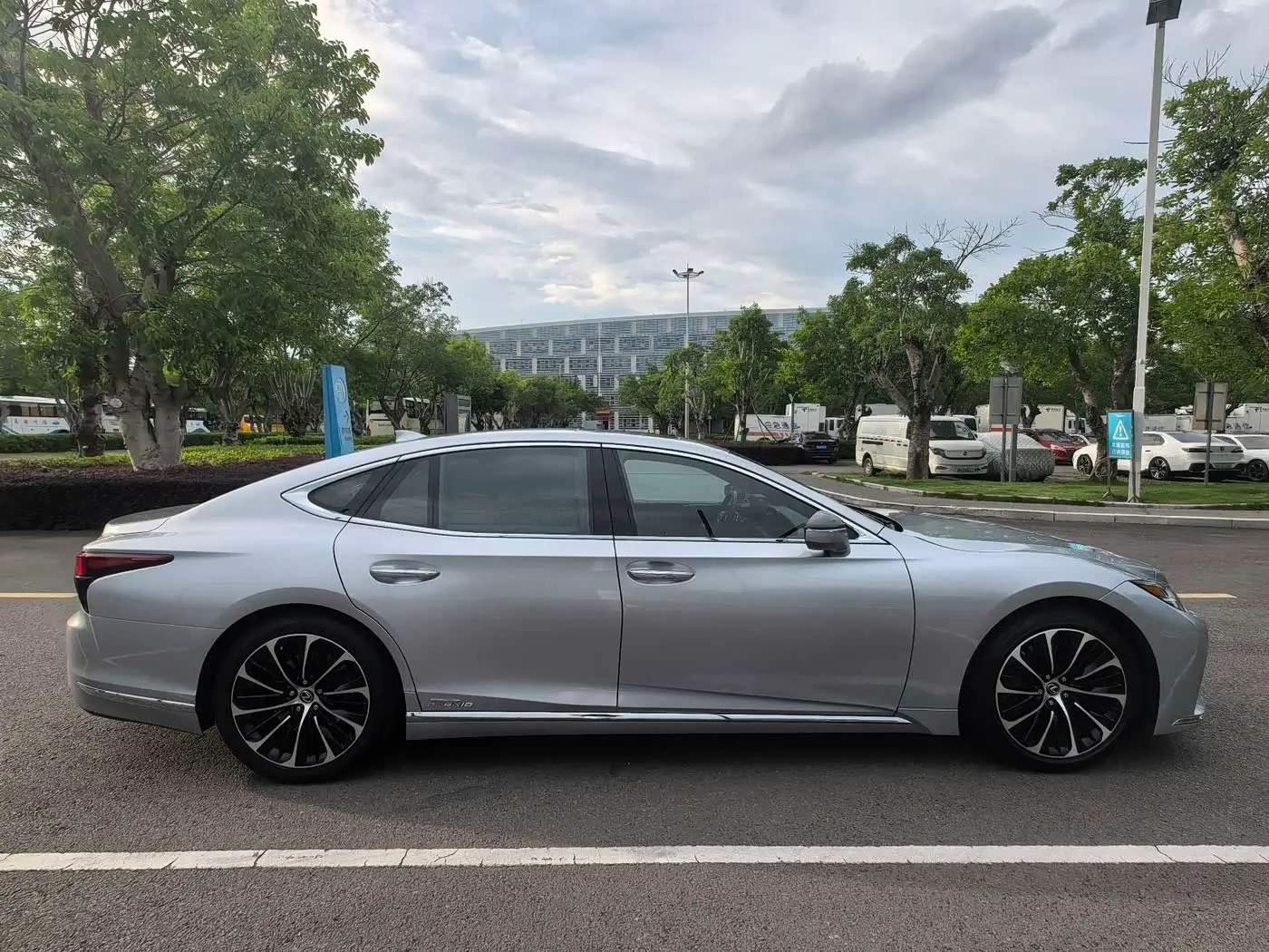 Lexus LS 2021 — Photo 4/17