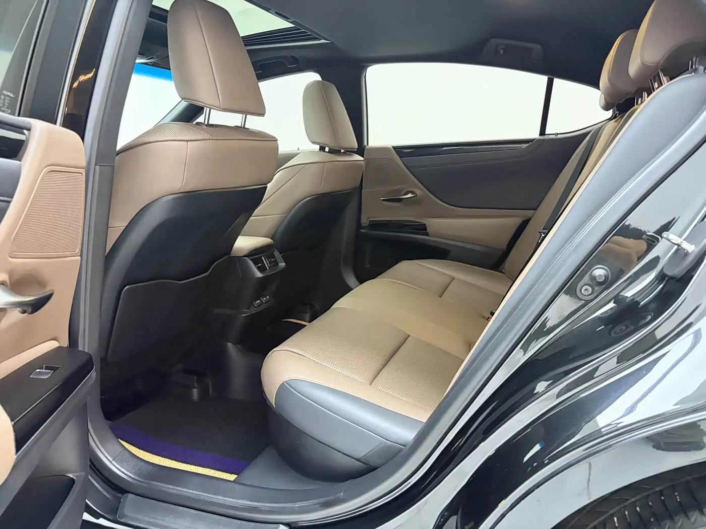 Lexus ES 2023 — Photo 7/18