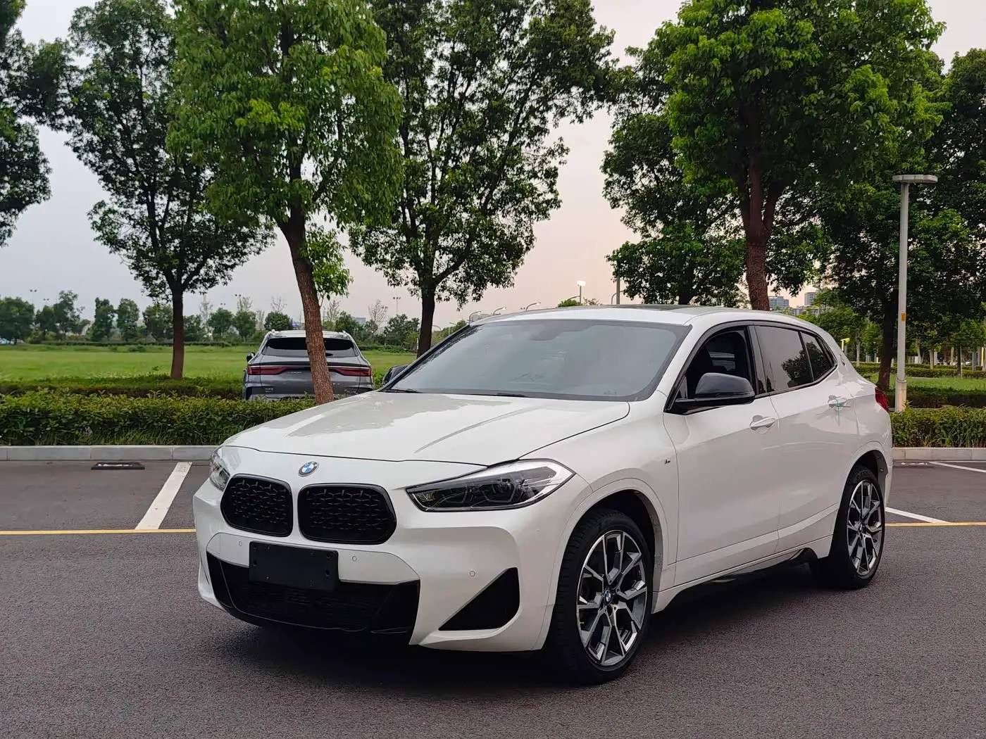 BMW X2 2022 — Фото 1/16