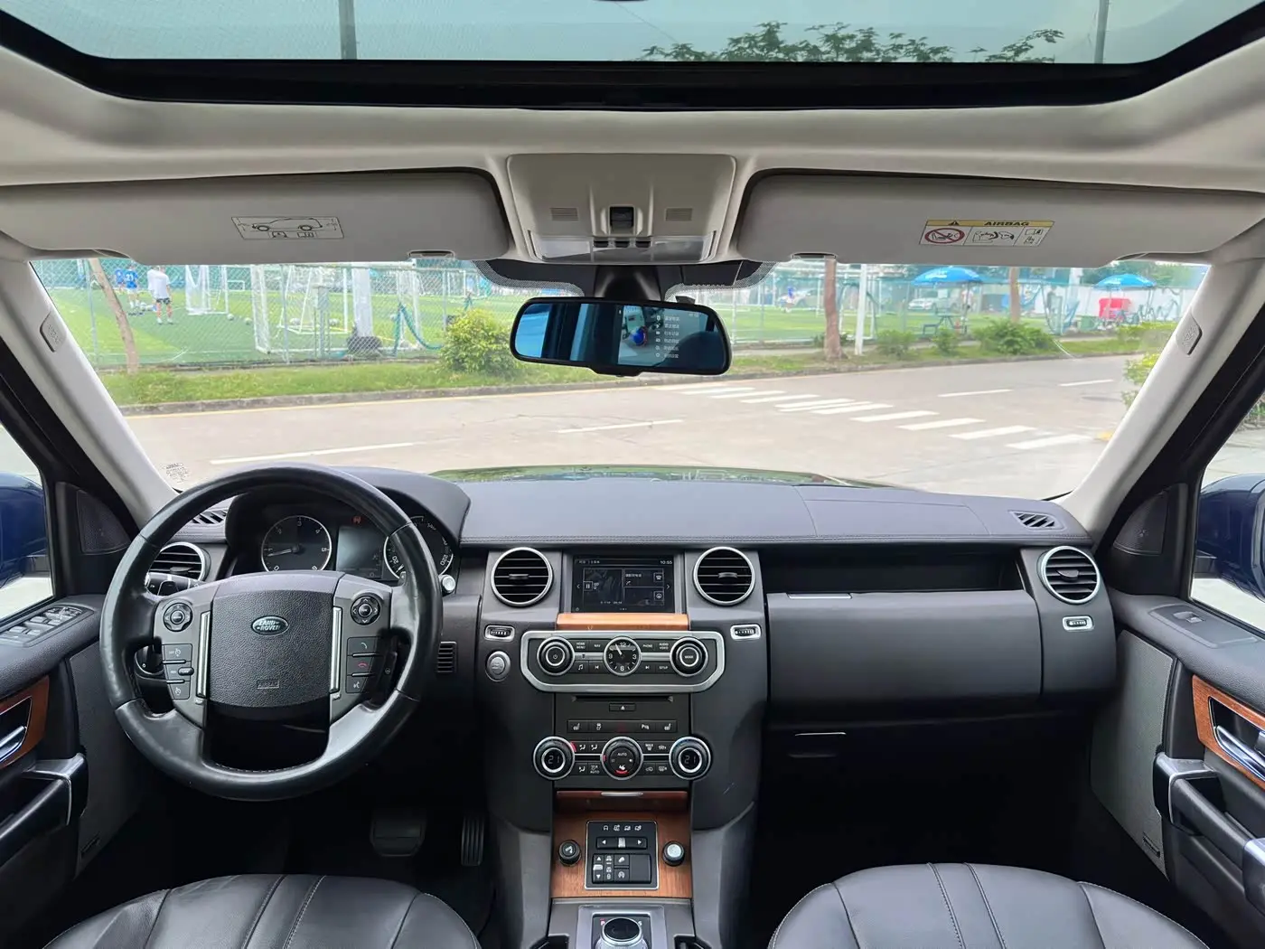 Land Rover Discovery 2015 — Photo 12/20