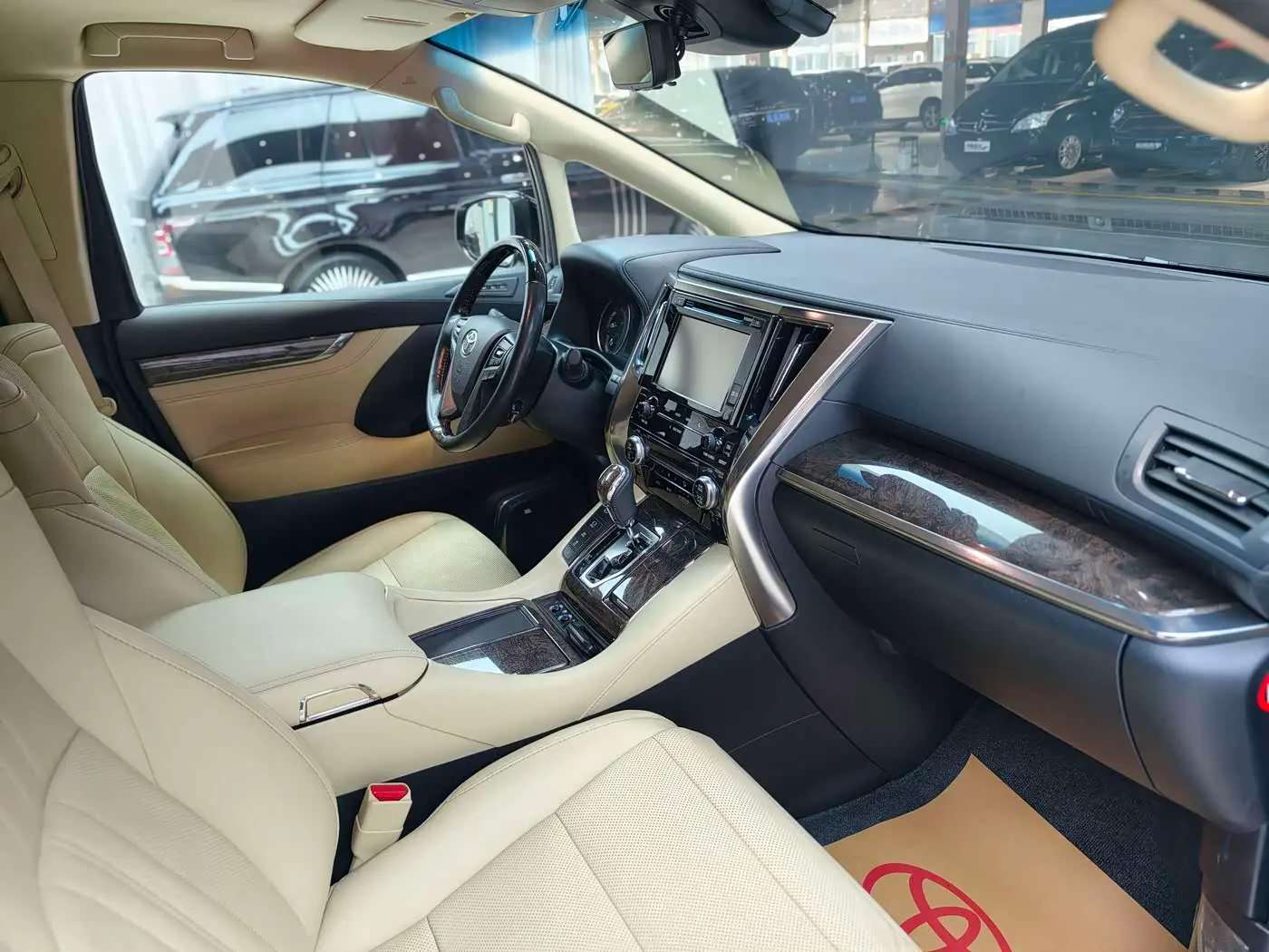 Toyota Alphard 2019 — Photo 11/12