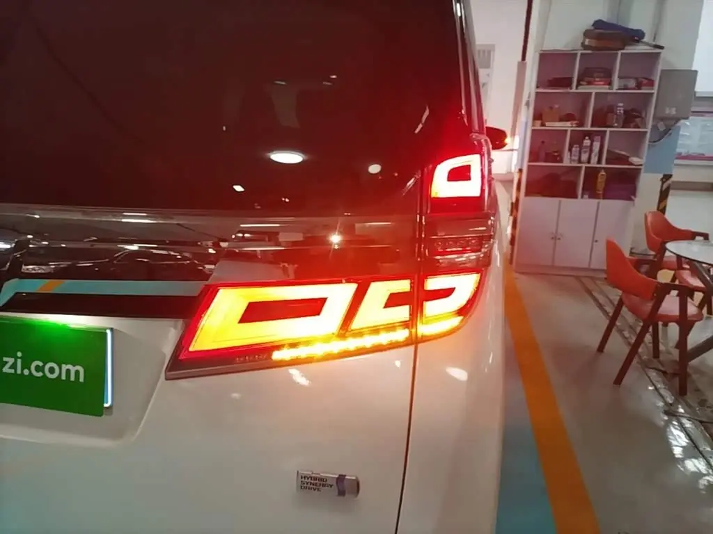 Toyota Vellfire 2022 — Photo 8/20