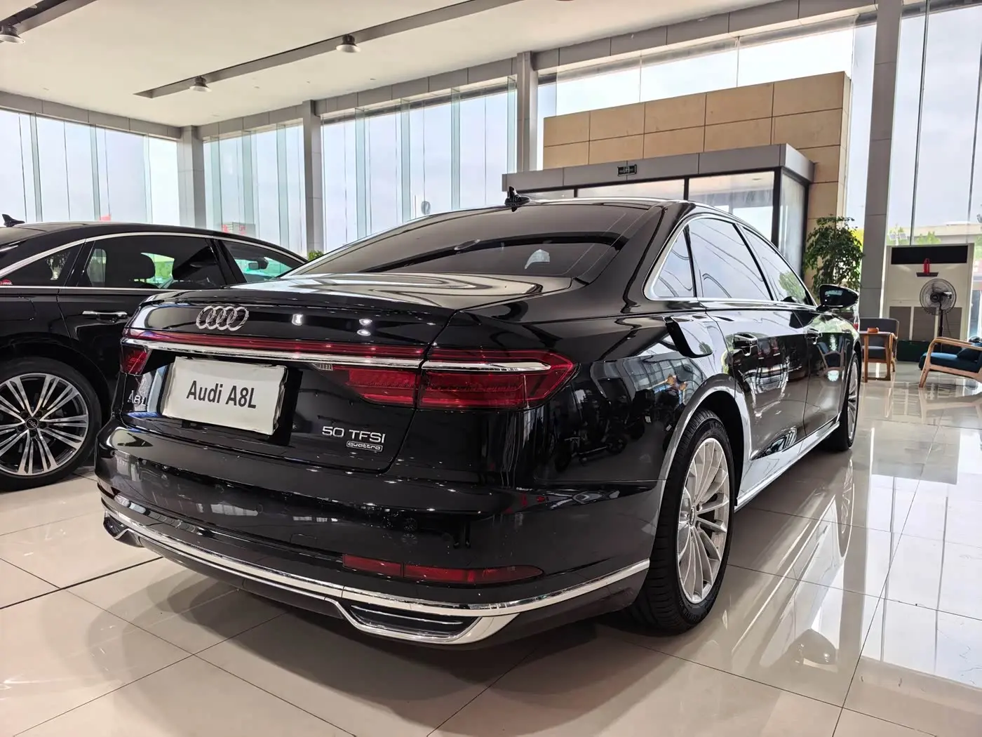 Audi A8 2022 — Фото 3/9