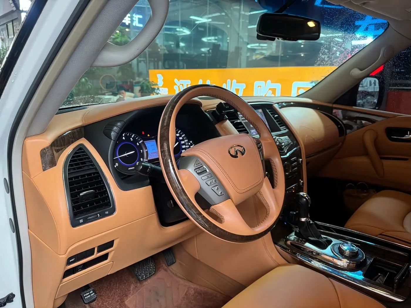 Infiniti QX80 2018 — ფოტო 12/17