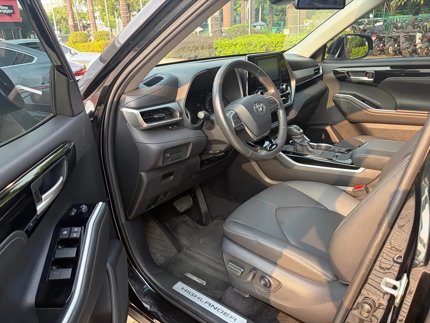 Toyota Highlander 2023 — Photo 10/20